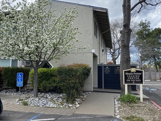Foto del edificio - Menlo Pointe