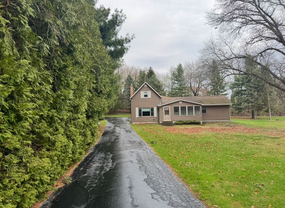 Primary Photo - Three-bedroom, two-bathroom house on 1.74 ...