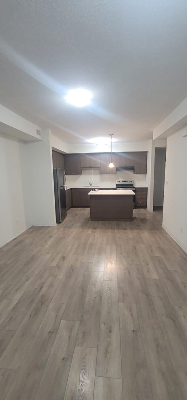 Building Photo - 25 Isherwood Av
