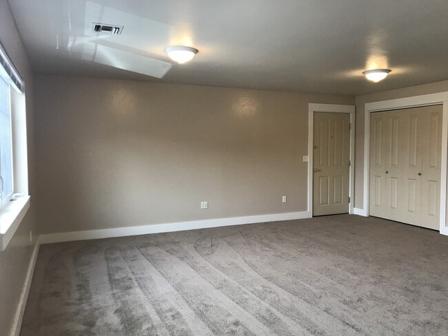 Building Photo - Centrally Located 2 Bed 1 Bath Apartment