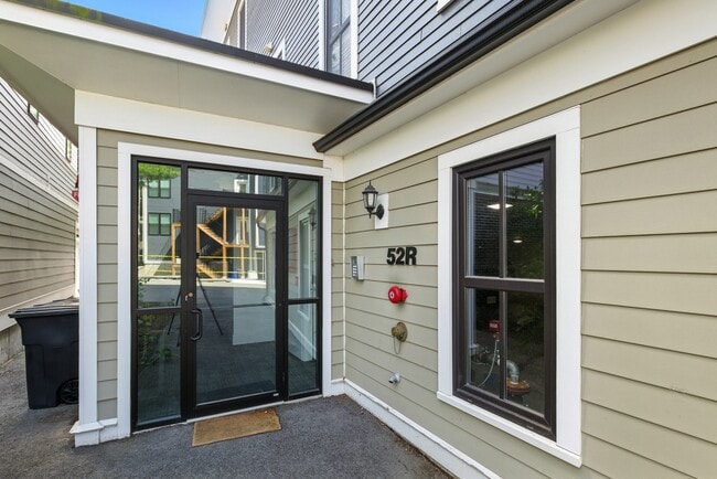 Building Photo - 52 River St