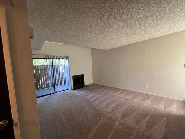 Foto del edificio - Freshly painted condo with new carpet in gated community.