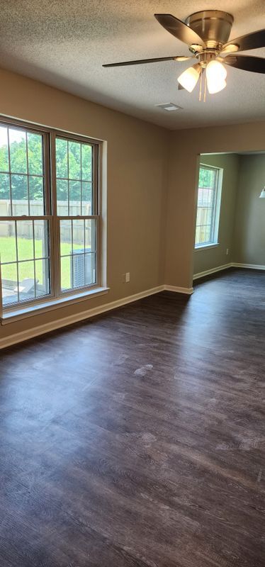 Foto del edificio - 5566 Kentwood Dr