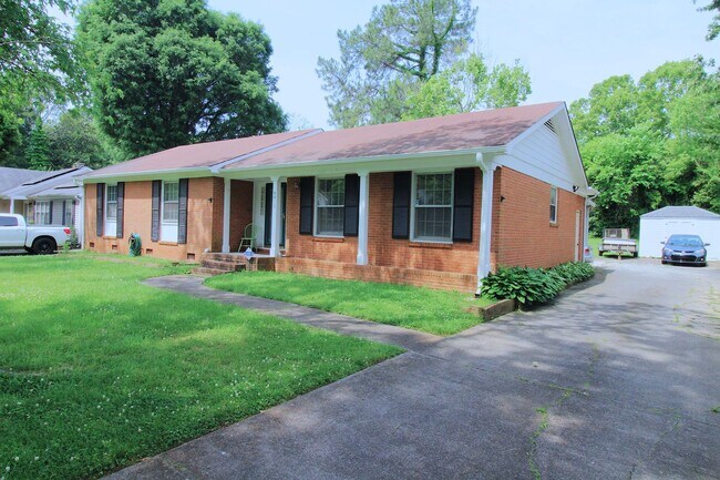 Building Photo - 3 Bedroom Brick Ranch in Idlewild Farms
