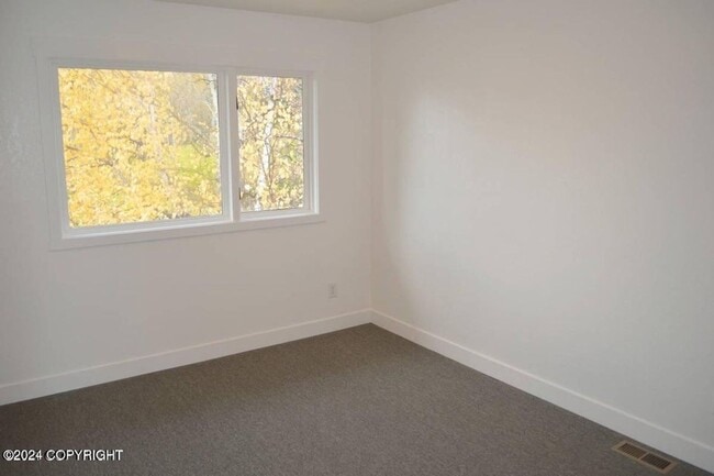 Building Photo - 3 Bed/1 Bath UMED Condo!