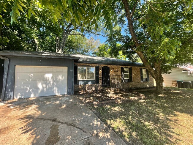 Building Photo - Large 4 bedroom 1.5 bath Home