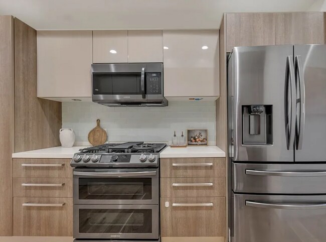 Building Photo - Hidden-Gem Townhouse in WeHo: 2 Bed/2.5 Bath, Private Entrance + Patios, 2 Parking, Norma Triangle