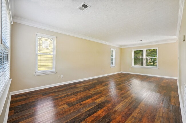 Vista de la sala de estar desde la puerta de entrada. - 7016 Grinder Drive