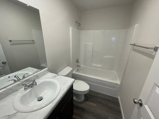 Foto del edificio - *Leap Year Special* BRAND NEW Three Bedroo...