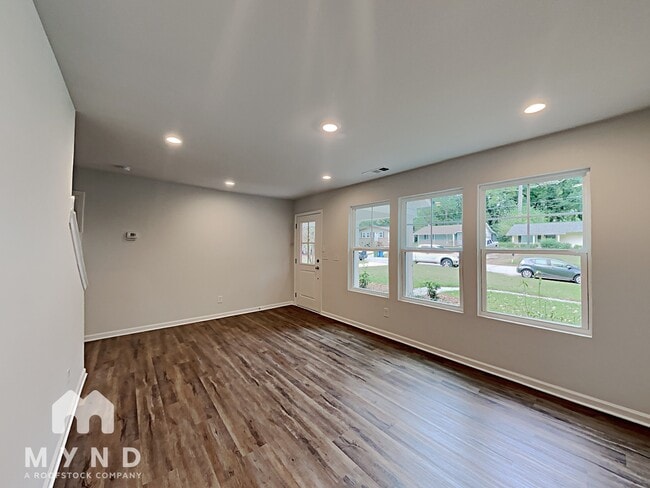 Building Photo - 1110 Wedgewood Dr NW