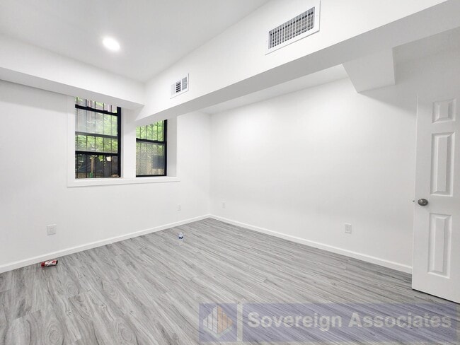 Building Photo - 112 Nagle Ave