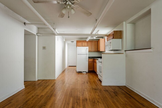Foto del edificio - Ravenswood / North Center - English Garden...