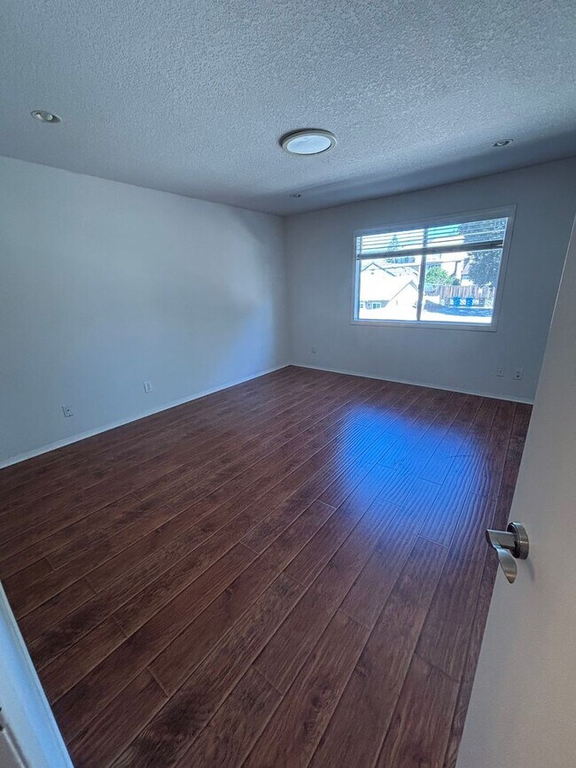 Building Photo - 10208 Pinewood Ave