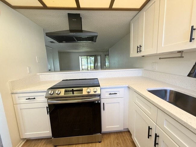 Building Photo - Serene Living at Townhomes of Lake Seminole 2/1.5 - 2 story condo