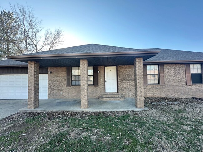 Building Photo - Move-In Ready 3-Bedroom Home in Nixa – Gre...