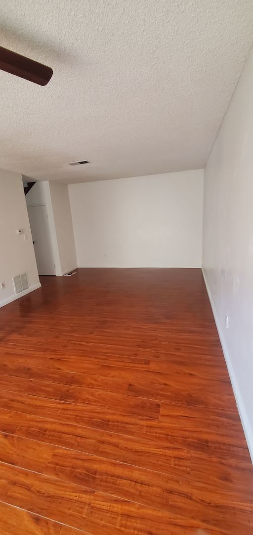 Building Photo - 4 bed townhouse central  Clairemont