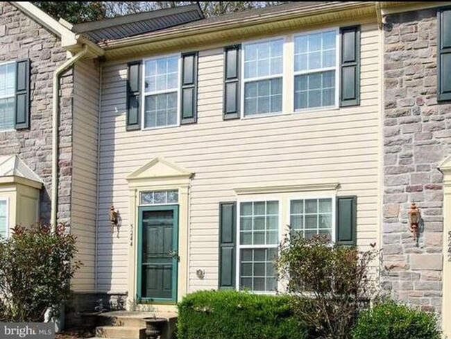 Building Photo - Three-Bedroom Townhome in Wyndholme Woods ...