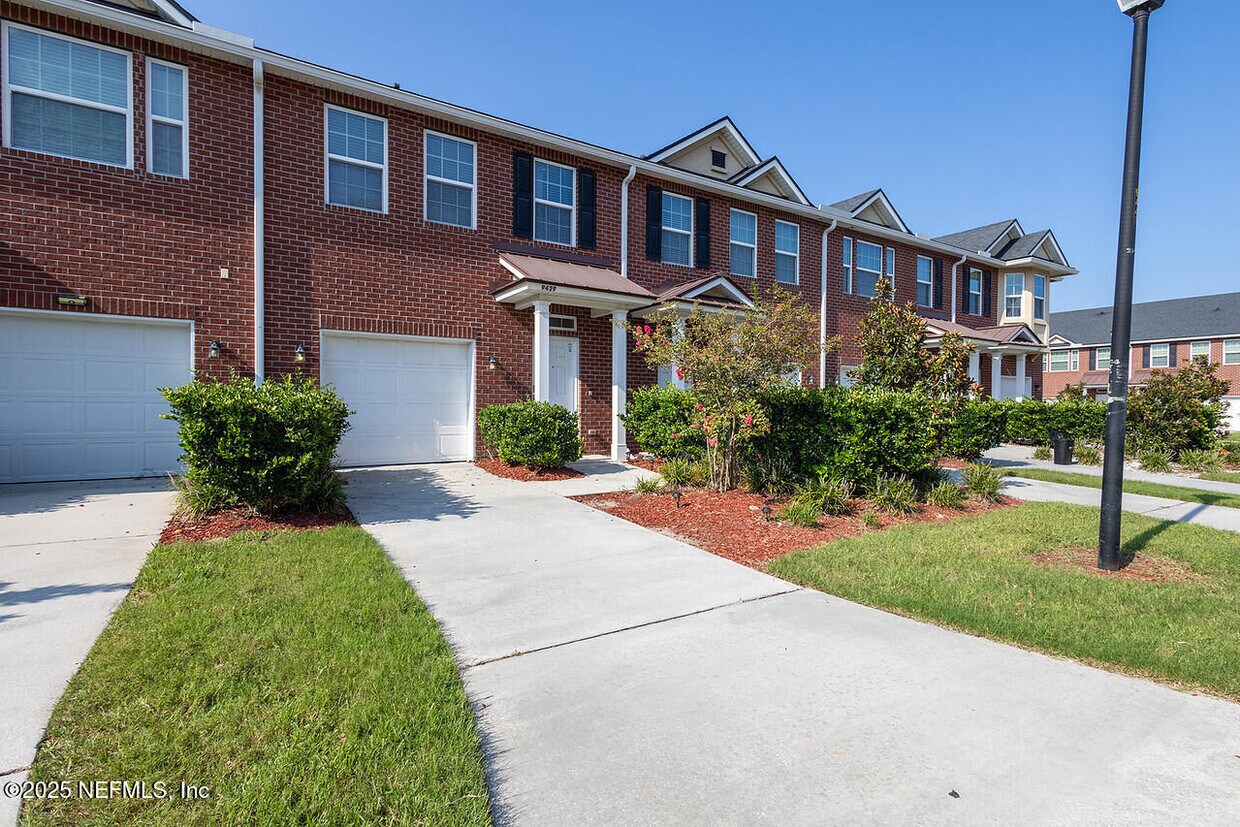 Foto principal - 9439 High Meadow Ln