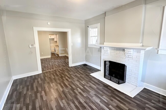 Building Photo - Beautiful Renovated 3 Bedroom/2 Bathroom H...