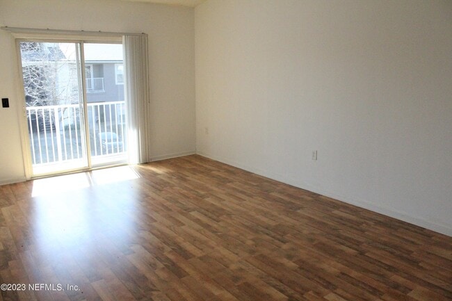 Foto del edificio - 7920 Merrill Rd