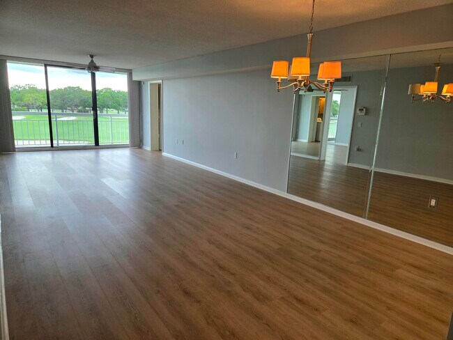 Foto del edificio - 2421 Village Blvd
