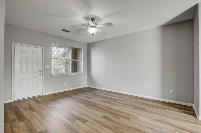 Foto del edificio - 512 Eberhart Ln