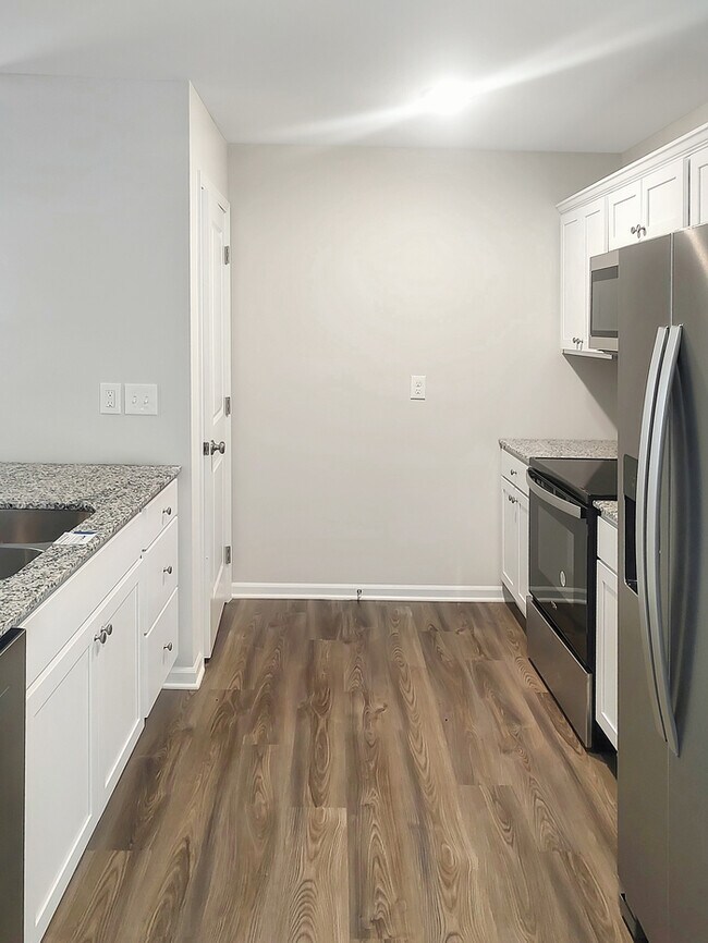 Foto del edificio - 3 Bed/2 Bath Home with Garage / Pet-Friendly / Coming Soon!