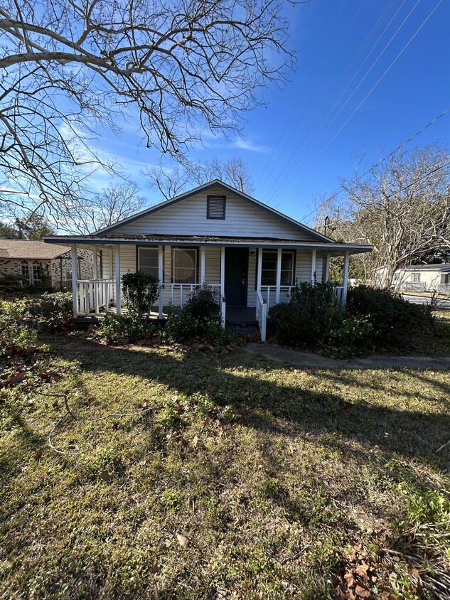 Primary Photo - 1701 S Fairfield Dr