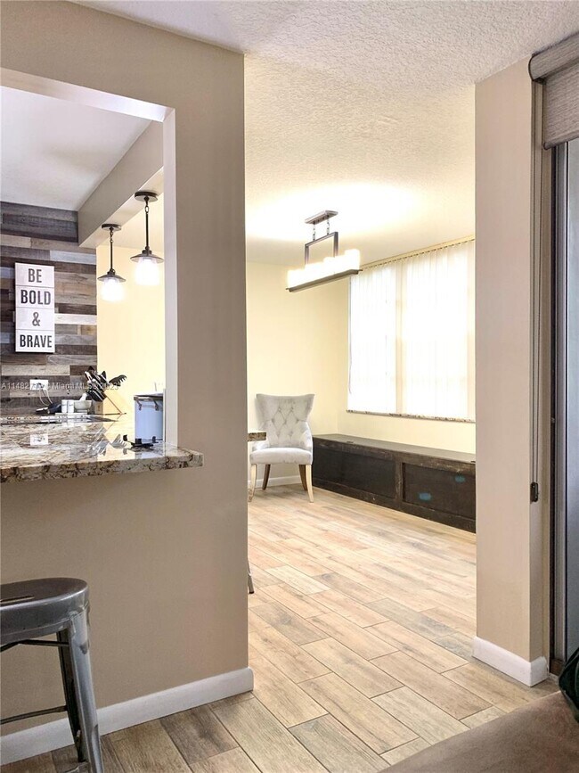 Foto del edificio - 9441 Live Oak Pl
