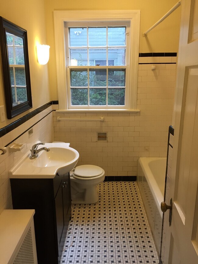 Building Photo - 4304 Bromley Ln
