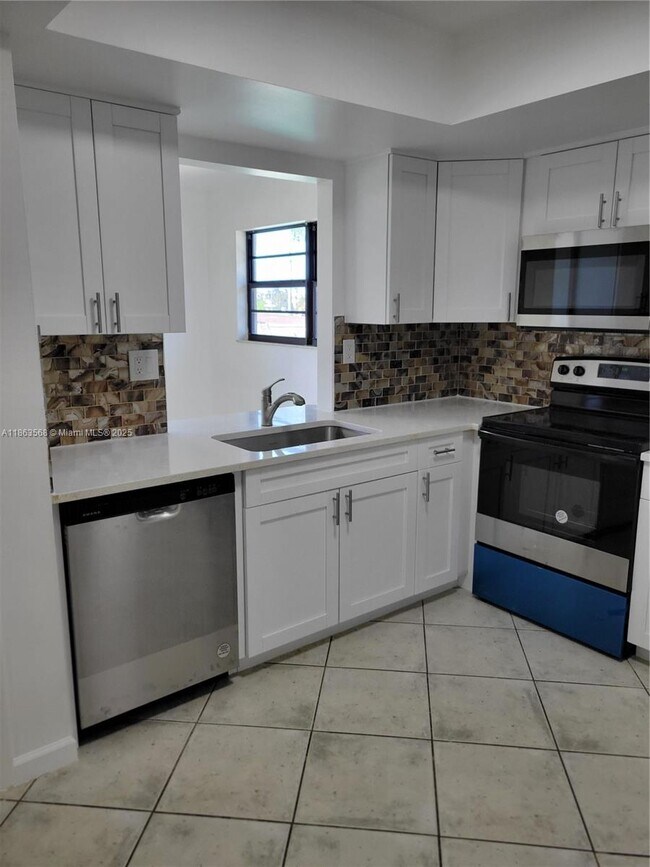 Foto del edificio - 1821 NE 40th Ct