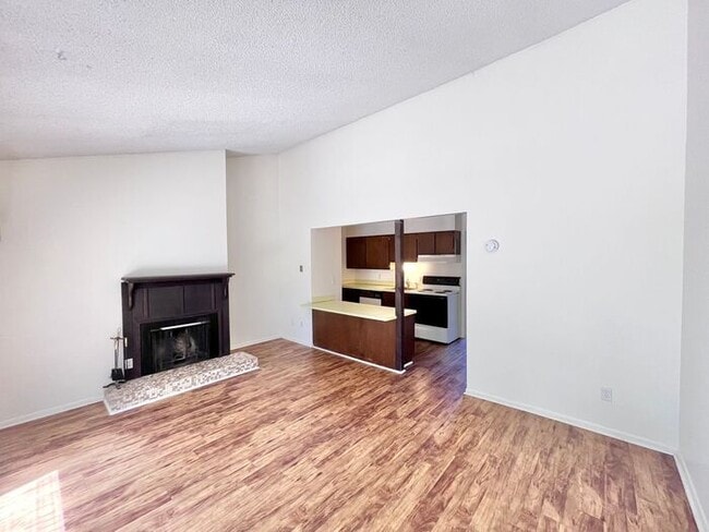 Building Photo - 1 Bed, 1 Bath Apartment!