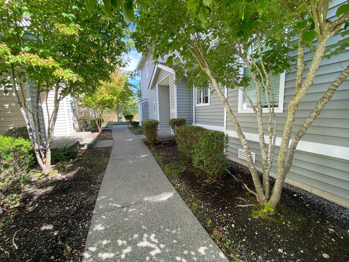 Foto principal - DuPont 2 Bedroom Town Home