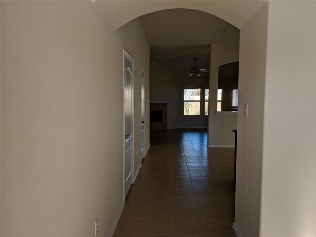 Building Photo - 2562 Riverway Dr