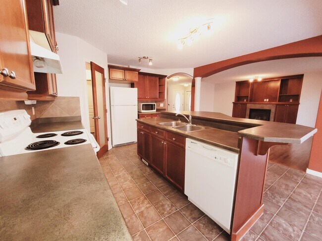 Photo du bâtiment - 1796 Melrose Crescent SW