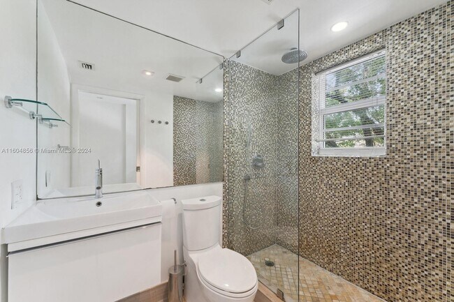 Building Photo - 4812 Pine Tree Dr
