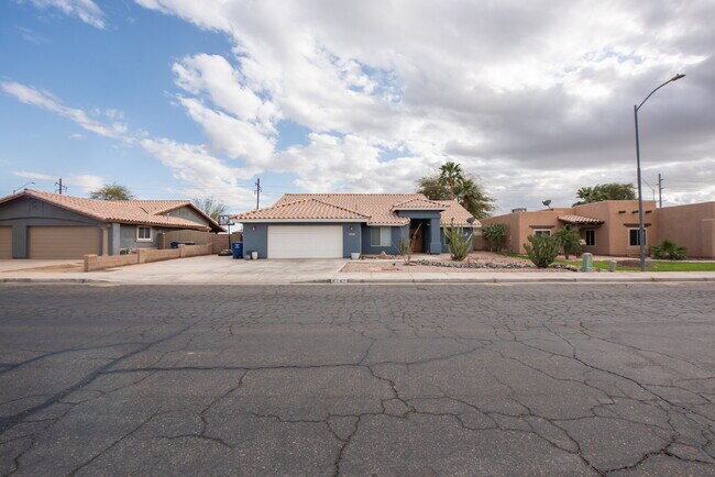 Building Photo - Spacious 3-Bedroom Oasis with Pool in Yuma...