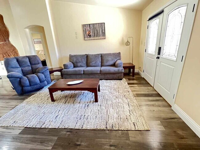 Building Photo - "Stunning 3-Bedroom, 2-Bathroom Home in th...