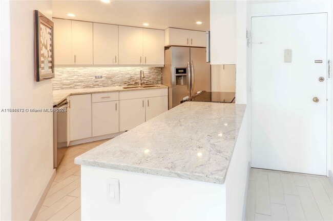 Building Photo - 999 Brickell Bay Dr