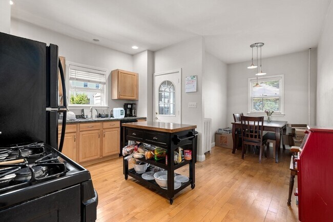 Building Photo - 27 Siren St