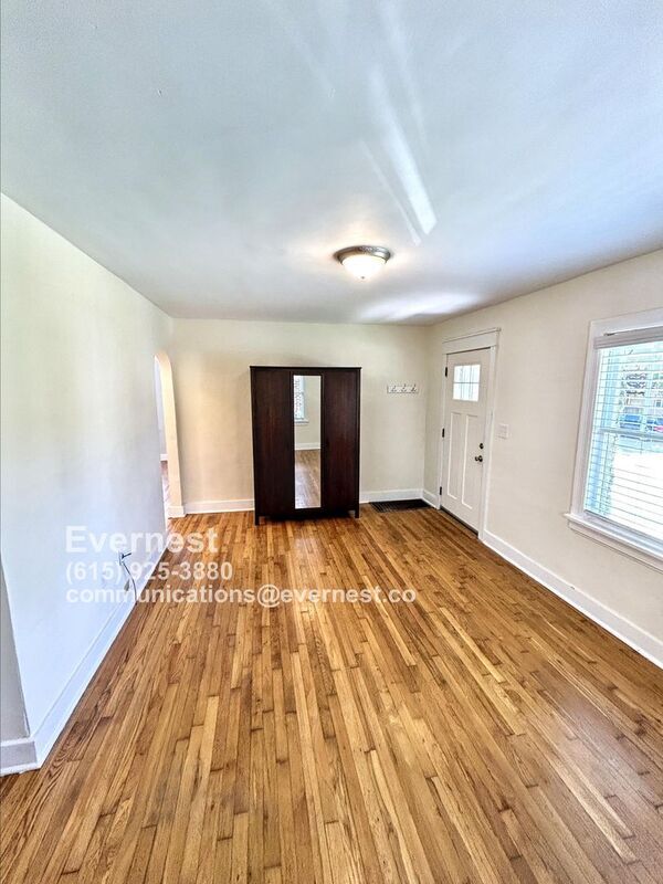 Building Photo - 925 W Eastland Ave