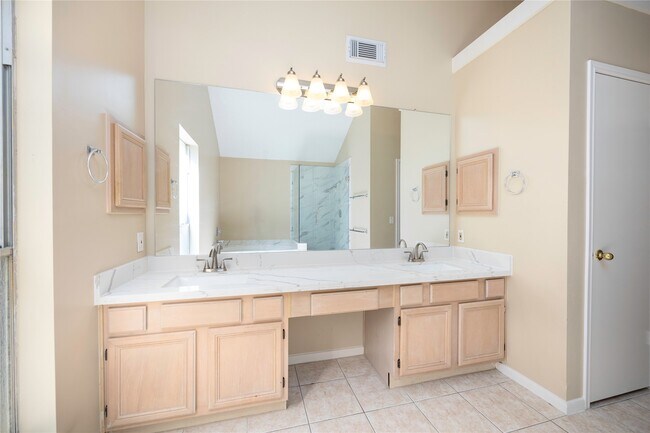 Building Photo - 811 Sierra Lake Dr