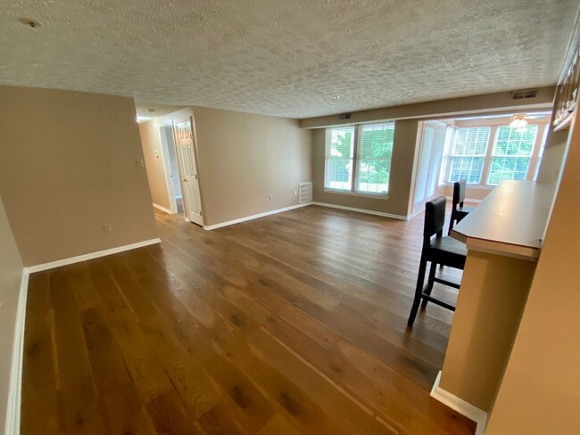 Building Photo - Great condo! Close to commuter routes!