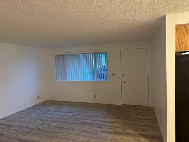 Foto del edificio - Freshly updated 2 bedroom 1 bathroom duple...