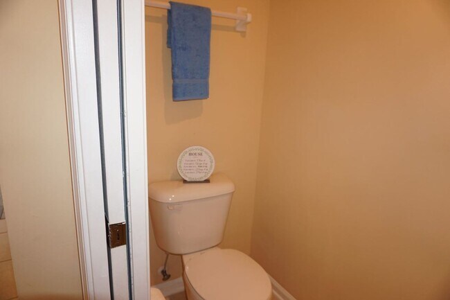 Building Photo - 3 bedrooms 2 1/2 bath