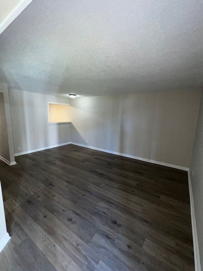 Building Photo - Newly Renovated 3B/1B Apartment Available ...