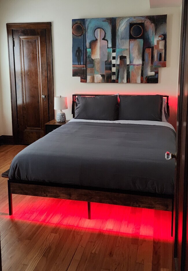 El dormitorio incluye cama tamaño queen, escritorio, silla, archivador, mesita de noche, lámpara y armario grande con espejo. - 2018 Lake St