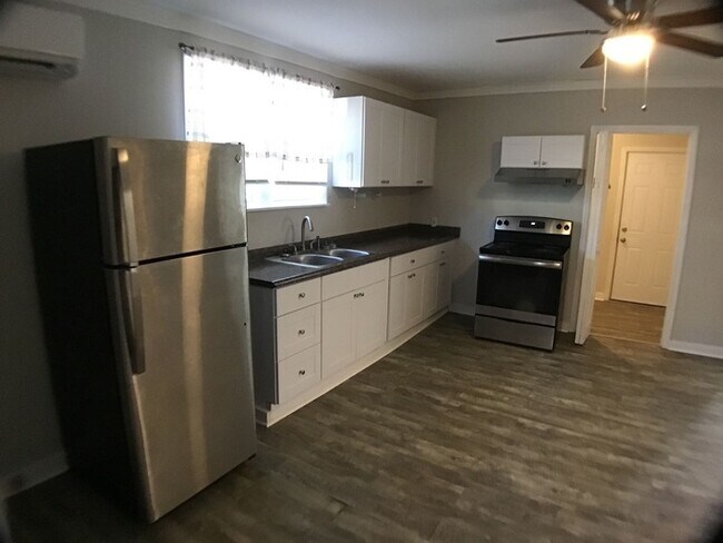 Building Photo - 608 Summersby St