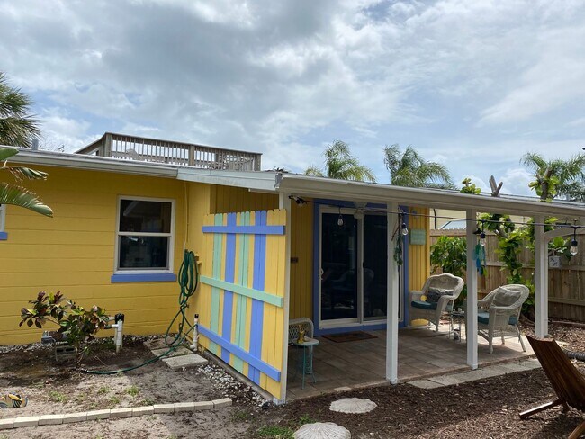 Building Photo - Two Bedroom, One Bath Walking Distance to ...