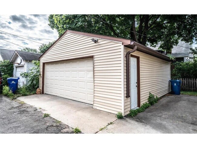 Foto del edificio - August 1st 2026- Large 5 Bedroom Single Fa...